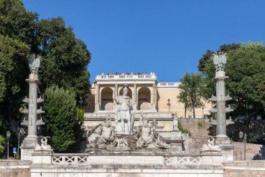 Roma, İtalya - 2014 AĞUSTOS 17. Roma 'daki Piazza del Popolo meydanında heykel.