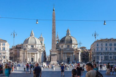 Roma, İtalya - 2014 AĞUSTOS 17. Montesanto 'daki Santa Maria dei Miracoli ve Santa Maria Roma' daki iki kardeş kilisedir. Piazza del Popolo meydanında yer alırlar ve Aurelian Duvarı 'nın kuzey kapısına dönerler.