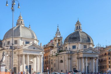 Roma, İtalya - 2014 AĞUSTOS 17. Montesanto 'daki Santa Maria dei Miracoli ve Santa Maria Roma' daki iki kardeş kilisedir. Piazza del Popolo meydanında yer alırlar ve Aurelian Duvarı 'nın kuzey kapısına dönerler.
