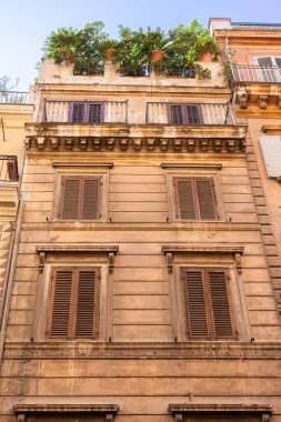 Roma, İtalya - 2014 AĞUSTOS 17. Caddedeki pencere panjurlu ev duvarı..