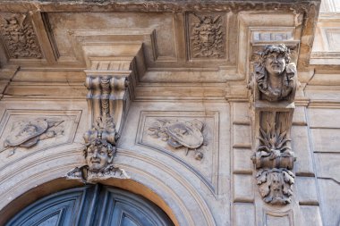 Roma, İtalya - 2014 AĞUSTOS 17. Roma şehrinde ev mimarisi.