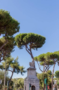 Roma, İtalya - 2014 AĞUSTOS 17. Roma caddesinde kartal heykeli.