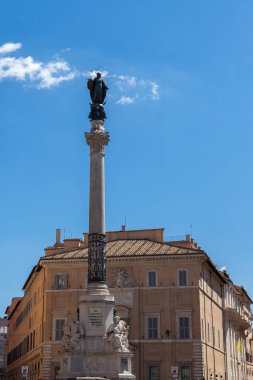 Roma, İtalya - 2014 AĞUSTOS 17. Piazza di Spagna Roma 'daki Lekesiz Gebelik Anıtı' nın Sütunu.