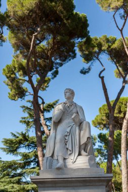 Roma, İtalya - 2014 AĞUSTOS 17. Roma caddesinde bir adam heykeli.