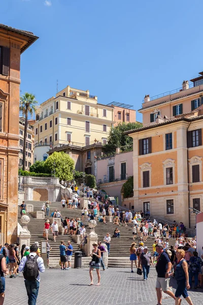 Rome Olaszország 2014 Augusztus Sokan Vannak Spanyol Lépcsők Közelében Templom — Stock Fotó