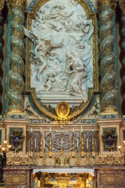 Roma, İtalya - 2014 AĞUSTOS 18. Loyola 'daki St. Ignatius Kilisesi kampüsü Martius, İtalyan Chiesa di Sant' Ignazio. Eski freskleri ve mumları olan güzel bir kilise..