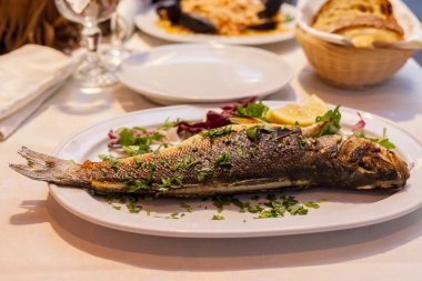 Roma, İtalya - 2014 AĞUSTOS 18. Roma 'da bir tabakta bütün balığı kızarttım..