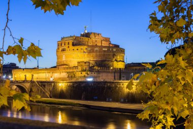 Roma, İtalya - 2014 AĞUSTOS 18. Akşam Tiber Nehri 'nden Sant Angelo Kalesi.