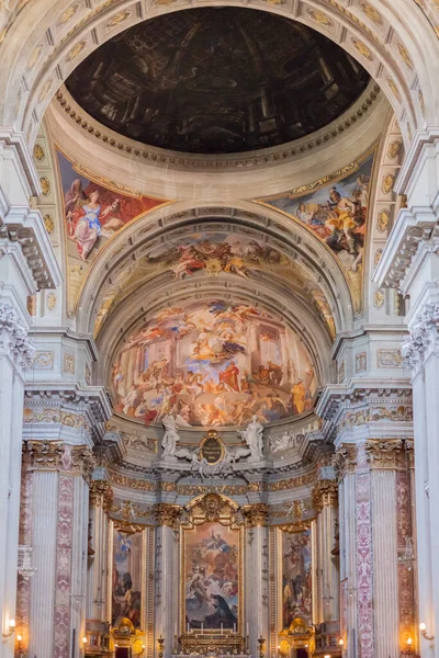 Roma, İtalya - 2014 AĞUSTOS 18. Loyola 'daki St. Ignatius Kilisesi kampüsü Martius, İtalyan Chiesa di Sant' Ignazio. Eski freskleri ve mumları olan güzel bir kilise..
