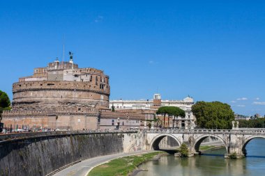 Roma, İtalya - 2014 AĞUSTOS 18. Castel Sant Angelo ve Tiber Nehri.