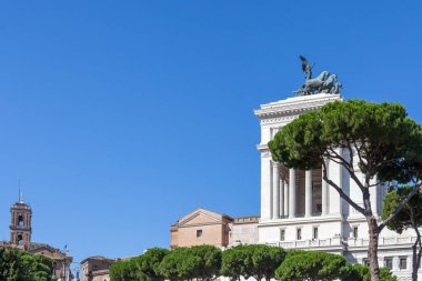 Roma, İtalya - 2014 AĞUSTOS 18. Roma 'daki Ulusal Victor Emmanuel Anıtı ya da Il Vittoriano' da yeşil ağaçlı.