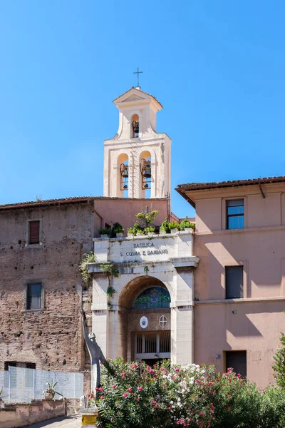 Roma, İtalya - 2014 AĞUSTOS 18. Roma 'daki Santi Cosma ve Damiano Bazilikası.