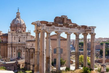 Roma, İtalya - 2014 AĞUSTOS 18. Santi Luca e Martina, Roma 'da Roma harabeleriyle çevrili Katolik bir kilise..