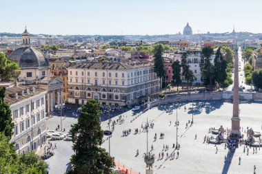 Roma, İtalya - 2014 AĞUSTOS 18. Orta Roma 'da Pincio Hill' den görülen Piazza del Popolo..