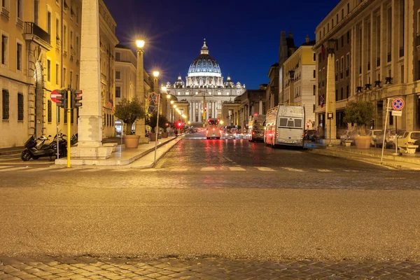 Rome Italia 2014 Elokuu Pyhän Pietarin Katedraali Kadulta Näkymä Yöllä — kuvapankkivalokuva