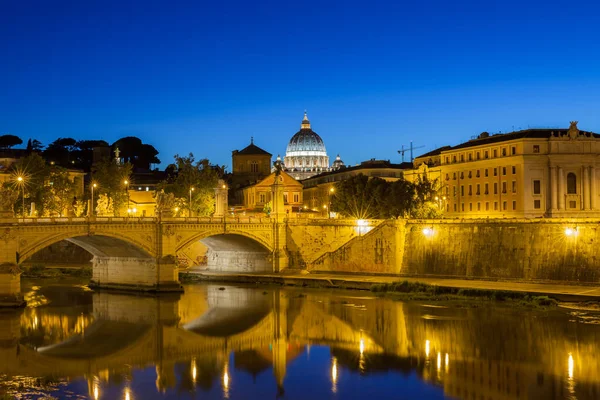 Rome Olaszország 2014 Augusztus Szent Péter Székesegyház Éjszaka Híd Előtt — Stock Fotó