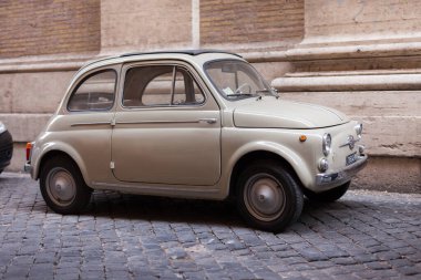 Roma, İtalya - 2014 AĞUSTOS 21. Roma 'da, İtalya' da, Avrupa 'da sokağa park edilmiş eski model bir araba.