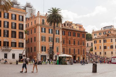 Roma, İtalya - 2014 AĞUSTOS 21. Birçok insan Santissima Trinita dei Monti ve Obelisk Sallustiano yakınlarındaki İspanyol Merdivenlerinde. Roma