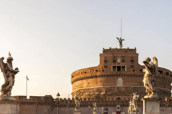 Roma, İtalya - 2014 AĞUSTOS 19. Castel Sant 'Angelo ve Sant' Angelo 'nun Roma caddeleri arasındaki köprü manzarası.