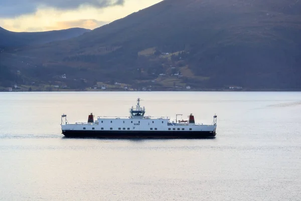 Rovdefjorden Noruega 2016 Dezembro Carro Balsa Atravessar Belo Fiorde Noruega — Fotografia de Stock