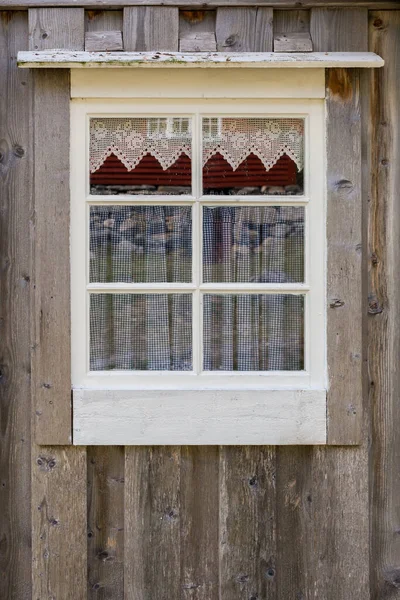 Romedalen Noruega 2014 Julho Janela Moldada Branca Uma Antiga Casa — Fotografia de Stock