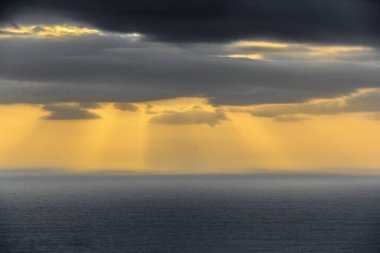 RUNDE, NORway - 2018 Nisan. Ufukta yağmur bulutlarıyla güzel bir gün batımı