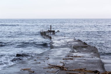 RUNDE, NORway - 27 HAZİRAN 2017 Runde rıhtımında yüksek sularda.