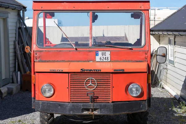 Runde Norsko 201603 Starý Červený Mercedes Truck Zaparkovaný Runde Camping — Stock fotografie