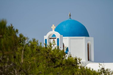 SANTORINI, GREECE - 2013 Ağustos. Yunanistan kilise kubbesinin tepesinde..