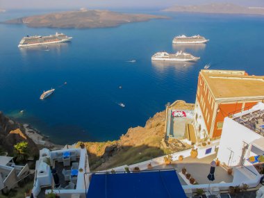 SANTORINI, GREECE - 2013 Ağustos. Santorini 'nin deniz manzarası ve seyahat gemileri.