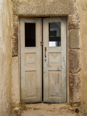 SANTORINI, GREECE - 2013 Ağustos. Yunanistan Köyü 'ndeki evin eski girişi