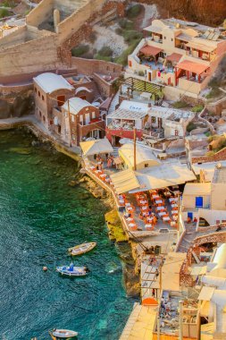 SANTORINI, GREECE - 2013 Ağustos. Santorini 'de denize yakın eski bir şehir.