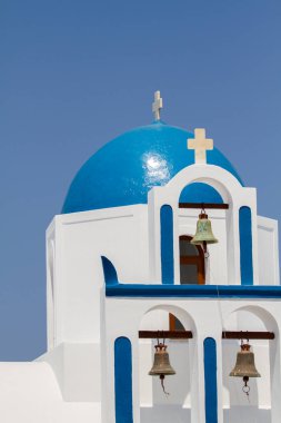 SANTORINI, GREECE - 2013 Ağustos. Oia kilise çanları tipik mavi renkte.