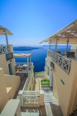 SANTORINI, GREECE - 2013 Ağustos. Santorini Yunanistan 'da otel manzarası.