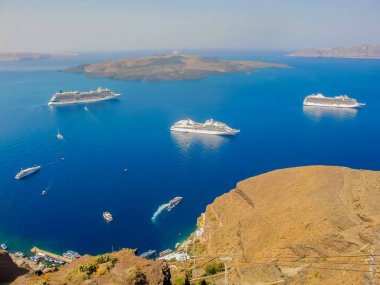 SANTORINI, GREECE - 2013 Ağustos. Oia Santorini Yunanistan 'ın dışında seyir gemileri