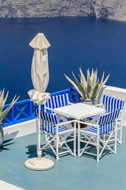 SANTORINI, GREECE - 2013 Ağustos. Yunanistan 'da rahat tasarım oturma masası.