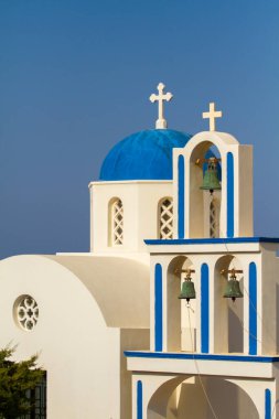 SANTORINI, GREECE - 2013 Ağustos. Santorini 'de büyük bir kilise..