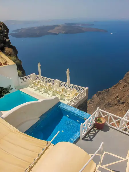 Santorini Greece 2013 August 可以俯瞰希腊海洋的游泳池 — 图库照片