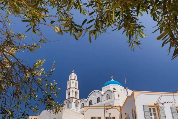 Santorini Grecia 2013 Agosto Chiesa Santorini Con Albero Come Cornice — Foto Stock