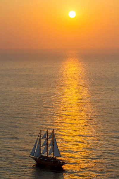 Santorini Grecia 2013 Agosto Yacht Vela Tramonto Santorini — Foto Stock