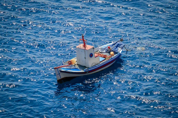 Santorini Görögország 2013 Augusztus Görögország Halászhajó Kék Fehér Színű — Stock Fotó