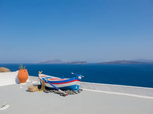 Santorini Greece 2013 August 希腊船在圣托里尼的屋顶上 — 图库照片