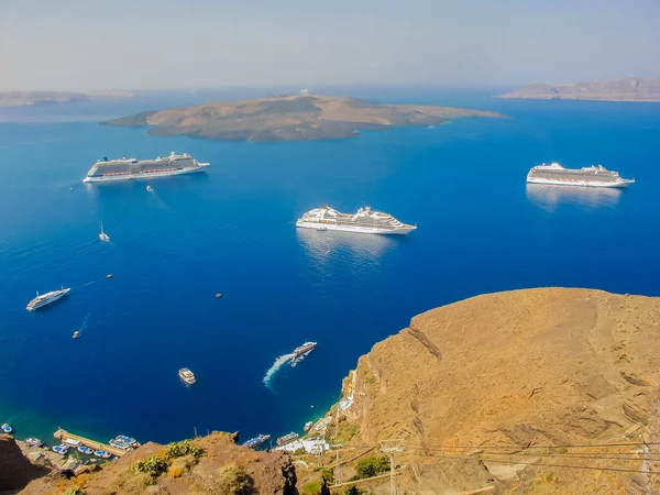 SANTORINI, GREECE - 2013 Ağustos. Oia Santorini Yunanistan 'ın dışında seyir gemileri