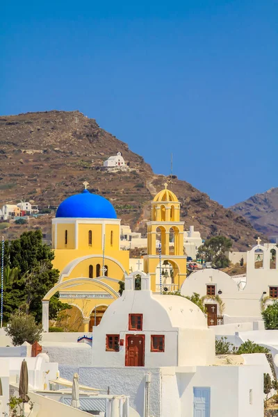 Santorini Greece 2013 August 美丽的村庄 有典型的蓝色教堂圆顶 — 图库照片