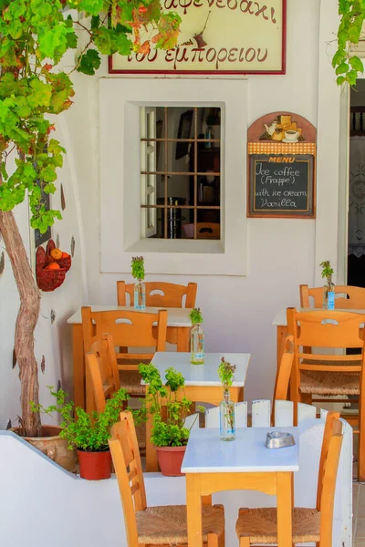 SANTORINI, GREECE - 2013 Ağustos. Yunanistan 'da güzel, temiz bir dekoratif kafe