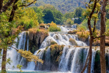 SIBENİK, CROATIA - 2017 AĞUSTOS 18. Krka Ulusal Parkı 'ndaki şelaleler. Krka nehri Sibenik yakınlarındaki Adriyatik 'ten Hırvatistan' ın iç kesimlerindeki dağlara akar. Şelalelerin büyülü bir yeridir..