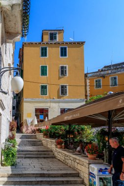 SIBENİK, CROATIA - 2017 AĞUSTOS 18. Eski Sibenik şehrinde yürüyüş yolu.