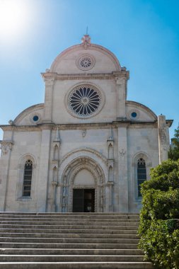 SIBENİK, CROATIA - 2017 AĞUSTOS 18. Krka Ulusal Parkı 'ndaki şelaleler. Krka nehri Sibenik yakınlarındaki Adriyatik 'ten Hırvatistan' ın iç kesimlerindeki dağlara akar. Şelalelerin büyülü bir yeridir..