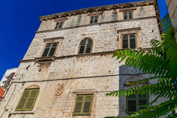 Sibenik Croazia 2017 Agosto Antico Edificio Con Finestre Verdi Nella — Foto Stock