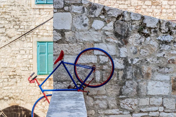 Sibenik Croazia 2017 Agosto Bicicletta Blu Nella Strada Della Città — Foto Stock